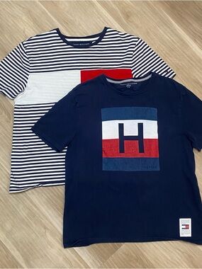 Bundle of 2 Tommy Hilfiger Men’s Crewneck Large